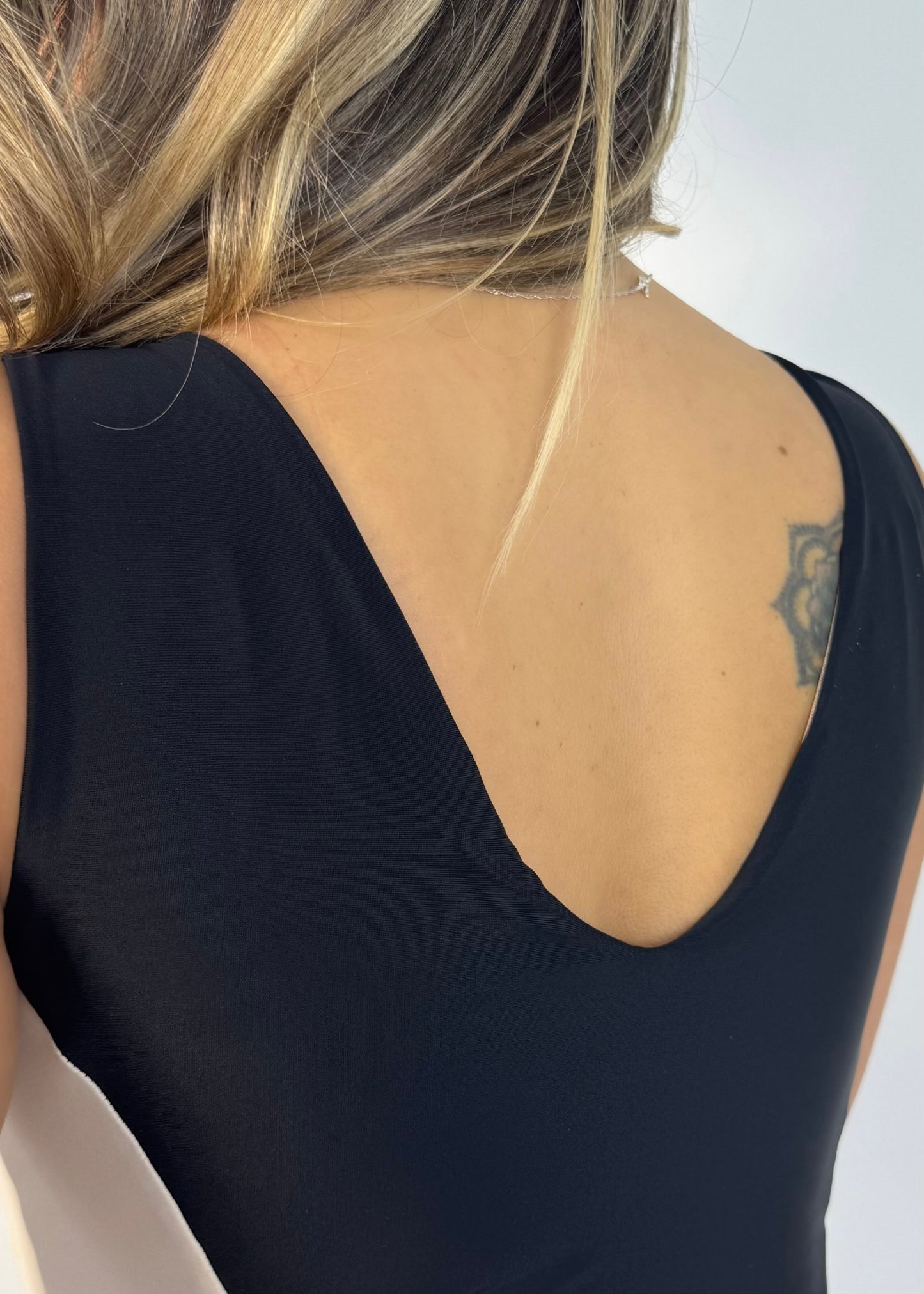 MONOKINI SILUETA MÁGICA ESCOTE V (preventa)